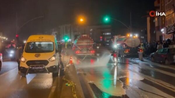 İstanbul Gaziosmanpaşa’da 15 yaşındaki kız çocuğu, yolun karşısına geçmeye çalışırken trafik ışıklarında hareket eden tankerin altında kaldı. Kaza sonrası çocuk olay yerinde hayatını kaybederken, sürücü ise tankeri bırakarak kayıplara karıştı. - Sputnik Türkiye