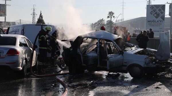 Muğla'da meydana gelen zincirleme trafik kazasında 1'i ağır 7 kişi yaralanırken, kaza sonrası alev alan iki araç itfaiyenin müdahalesi ile söndürüldü. - Sputnik Türkiye