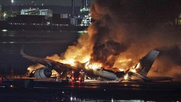 Japonya&#x27;nın başkenti Tokyo&#x27;daki Haneda Havalimanı&#x27;nda dehşet verici bir kaza yaşandı. Piste iniş yapan bir yolcu uçağı, kısa süre sonra bir yardım uçağıyla çarpışarak alevler içinde kaldı. Japonya Havayolları, uçaktaki 379 yolcu ve mürettebatın tamamının hızla tahliye edildiğini duyururken, çarpışmaya karışan diğer uçakta bulunan 5 kişinin ise hayatını kaybettiği açıklandı. - Sputnik Türkiye