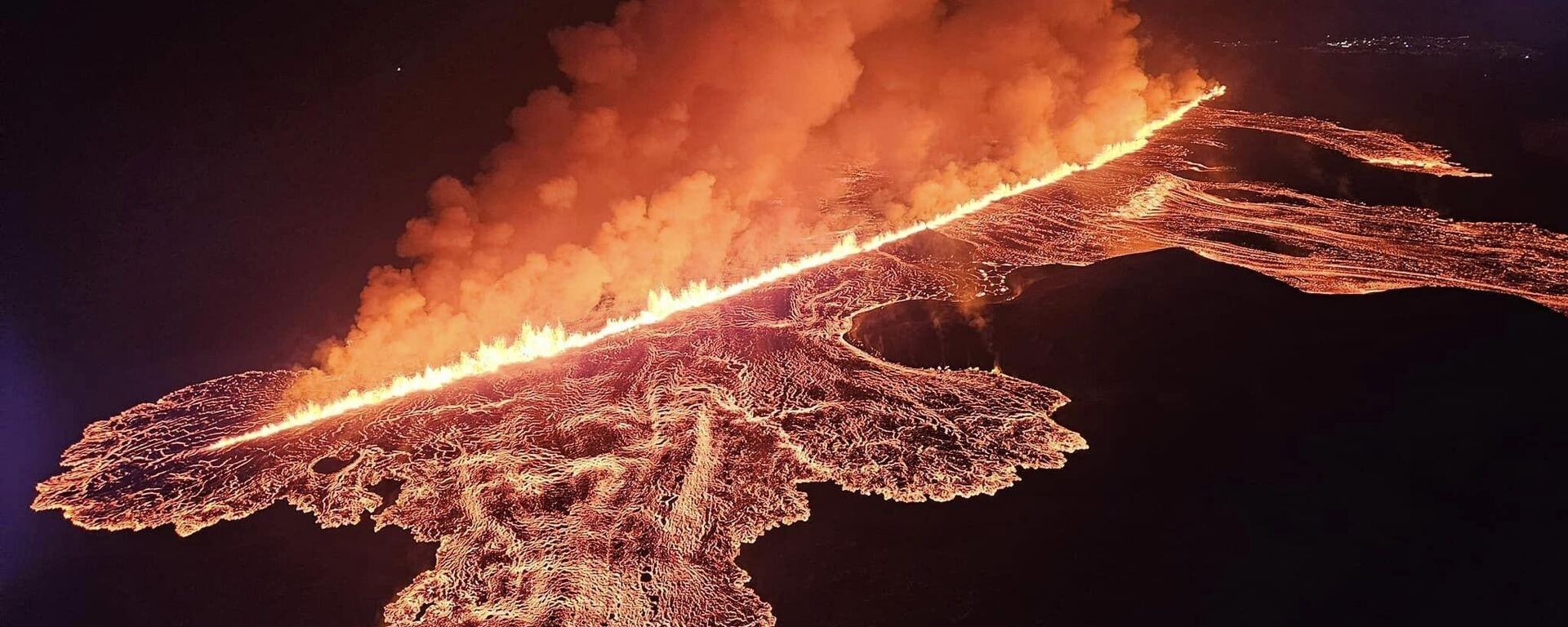 İzlanda'da bir yanardağ lav ve kül püskürttü
 - Sputnik Türkiye, 1920, 27.11.2025