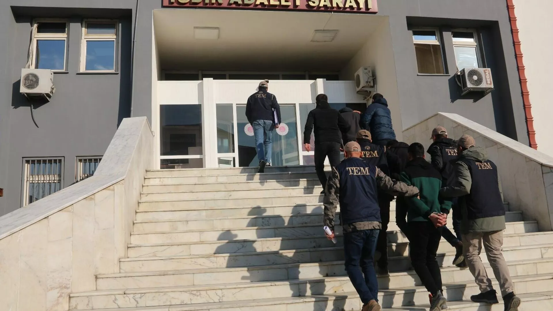 
AK Parti Iğdır İl Başkanlığı'na molotofkokteyli ile saldırı düzenlediği iddiasıyla gözaltına alınan 3 zanlıdan 2'si, tutuklanarak cezaevine gönderildi.