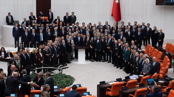 2025 Yılı Merkezi Yönetim Bütçe Kanunu Teklifi ile 2023 Yılı Merkezi Yönetim Kesin Hesap Kanunu Teklifi, TBMM Genel Kurulunda kabul edildi.  AK Parti milletvekilleri, kurul sonunda  hatıra fotoğrafı çektirdi. ( Ahmet Serdar Eser - Anadolu Ajansı ) - Sputnik Türkiye