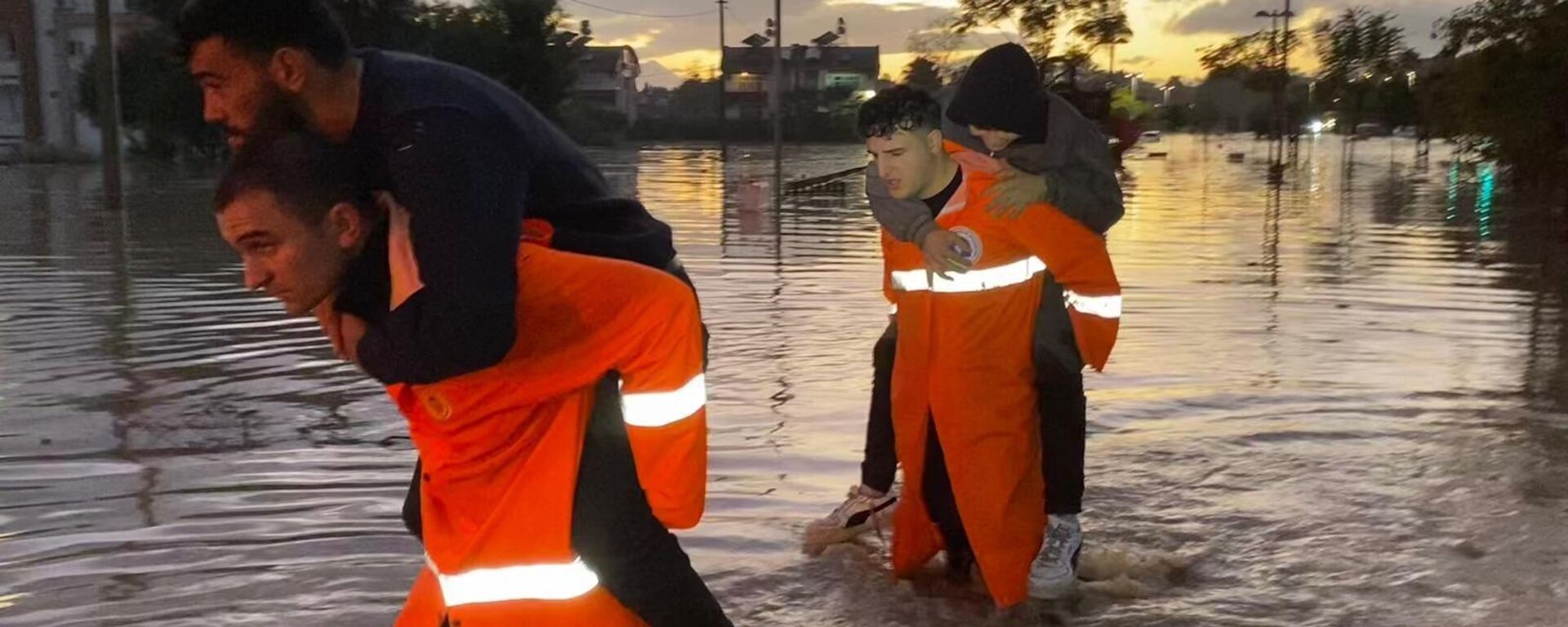 Manavgat'ta şiddetli yağışta mahsur kalan 236 kişi güvenli alanlara tahliye edildi - Sputnik Türkiye, 1920, 21.12.2024