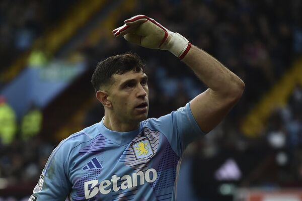 Emiliano Martinez, 2024&#x27;ün En İyi FIFA Erkek Kalecisi seçildi. Aston Villa ve Arjantin yıldızı, 2022&#x27;de de bu onuru kazanarak ödülü iki kez kazanan ilk isim oldu. - Sputnik Türkiye