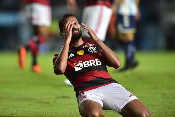 Bu yılın başlarında Güney Brezilya&#x27;da yıkıma yol açan seller, Porto Alegre futbolcularının en iyi yönlerini de ortaya çıkardı.  Internacional&#x27;den Thiago Maia, şehrin sakinlerine yardım etmek için sokaklara çıkan oyunculardan biriydi ve çabaları, artık FIFA Fair Play Ödülü ile tanındı. - Sputnik Türkiye