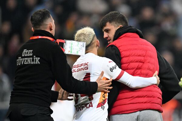 Kayserispor Galatasaray karşılaşmasında sahaya giren bir taraftar Torreira ile fotoğraf çektirdi. - Sputnik Türkiye