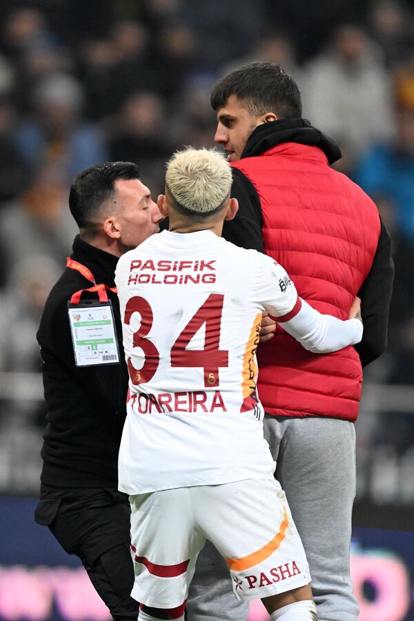 Kayserispor Galatasaray karşılaşmasında sahaya giren bir taraftar Torreira ile fotoğraf çektirdi. - Sputnik Türkiye