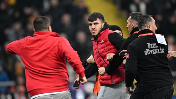 Kayserispor Galatasaray karşılaşmasında sahaya giren bir taraftar Torreira ile fotoğraf çektirdi. - Sputnik Türkiye