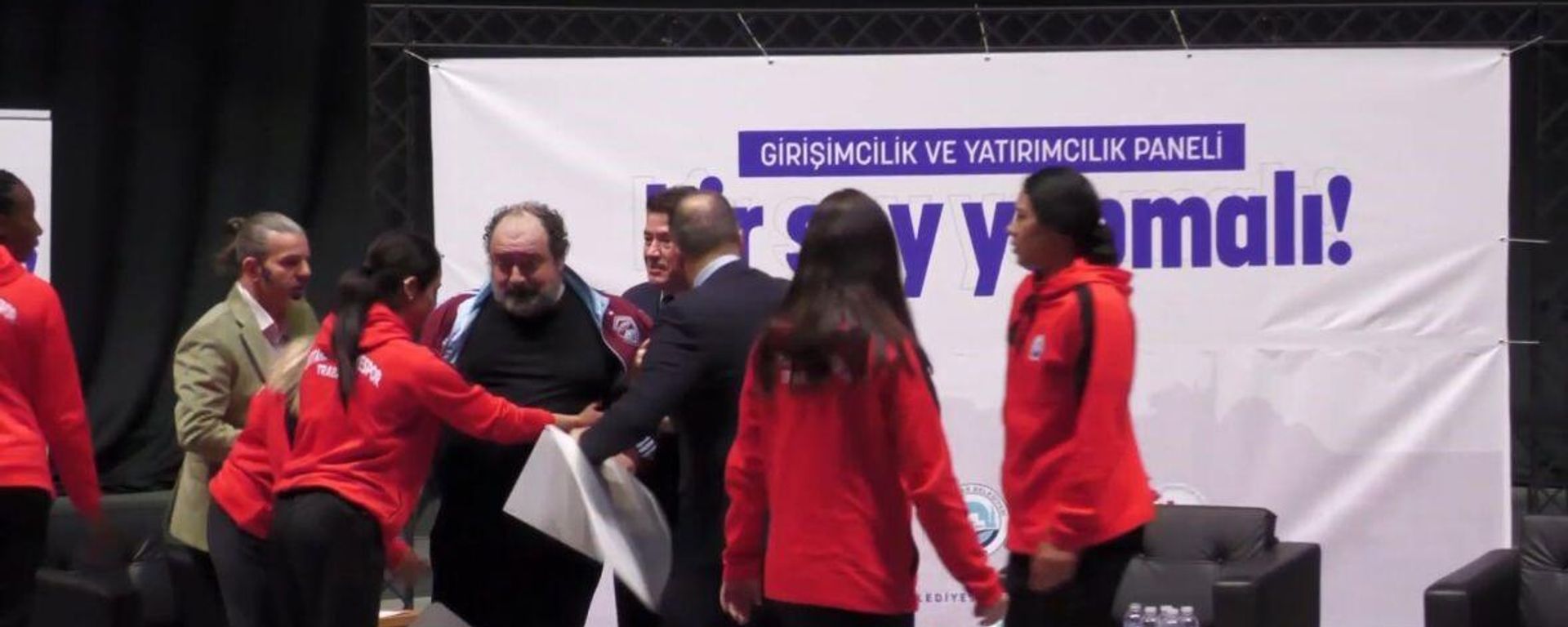 İş insanı Nevzat Aydın panelde fenalaştı ve yere yığıldı - Sputnik Türkiye, 1920, 23.12.2024