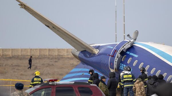 Kazakistan’ın Aktau kenti yakınlarında düşen Azerbaycan Havayolu Şirketi'ne (AZAL) ait yolcu uçağı - Sputnik Türkiye