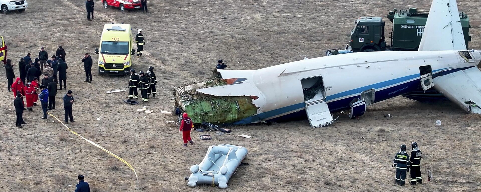 Обломки самолета Embraer 190 авиакомпании Азербайджанские авиалинии недалеко от аэропорта Актау, Казахстан - Sputnik Türkiye, 1920, 27.12.2024