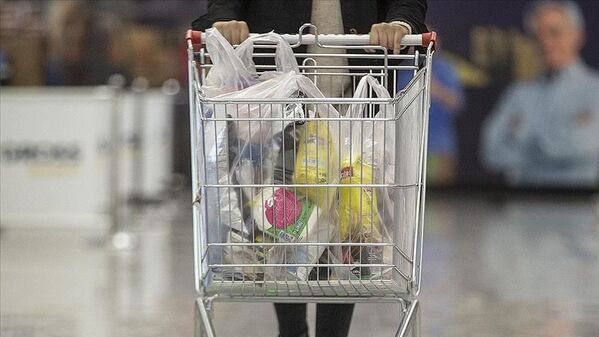 Plastik poşet ve diğer harçlarPlastik poşet fiyatları, bugünden itibaren 50 kuruşa yükseltildi. Değerli kâğıt ve diğer harçlarda da önemli artışlar görüldü:Noter kâğıdı ve beyanname: 125 TL,Kimlik kartı: 185 TL, kayıp durumunda 370 TL,Sürücü belgesi: 1.420 TL. - Sputnik Türkiye