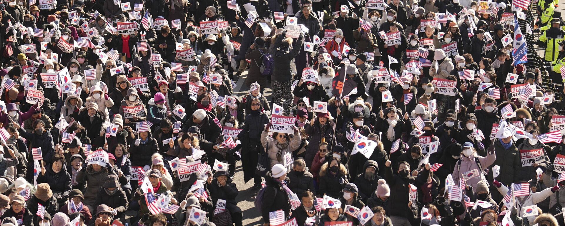 Güney Kore'de görevden alınan Devlet Başkanı Yoon Suk Yeol'un destekçileri, başkanlık konutu yakınlarında miting düzenledi - Sputnik Türkiye, 1920, 31.12.2024