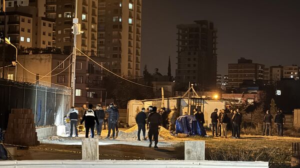 Adana'da polis merkezi inşaatına molotofkokteyli atarak kaçmaya çalışan şüpheli, yaralı yakalandı - Sputnik Türkiye