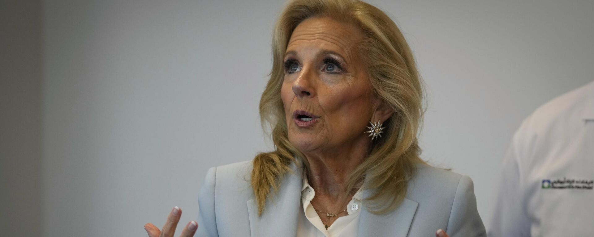 Biden ailesine yabancı liderlerden on binlerce dolarlık hediye verilmiş: Jill Biden'ın 7.5 karatlık elması en pahalısı - Sputnik Türkiye, 1920, 03.01.2025