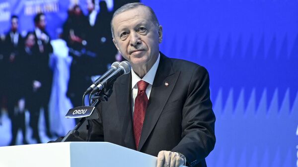 Cumhurbaşkanı ve AK Parti Genel Başkanı Recep Tayyip Erdoğan, partisinin Recep Kara Spor Salonu'nda düzenlenen Ordu 8. Olağan Kongresi'nde konuştu - Sputnik Türkiye