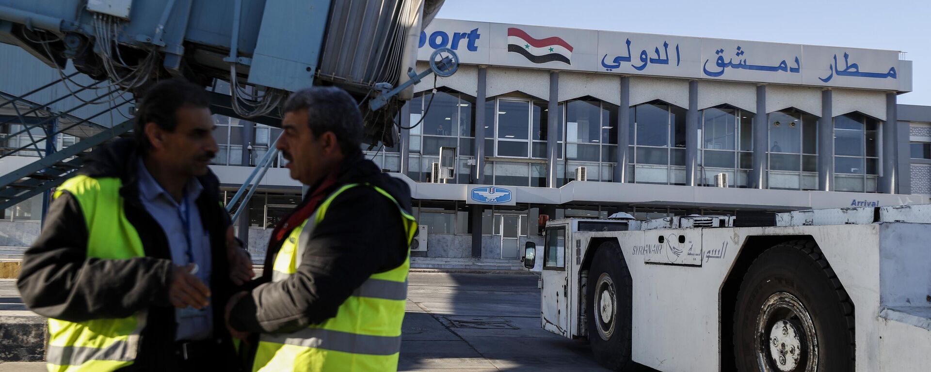 Ground personnel stand in the tarmac as the airport reopens for internal flights in Damascus, Syria, Wednesday, Dec. 18, 2024.  - Sputnik Türkiye, 1920, 06.01.2025