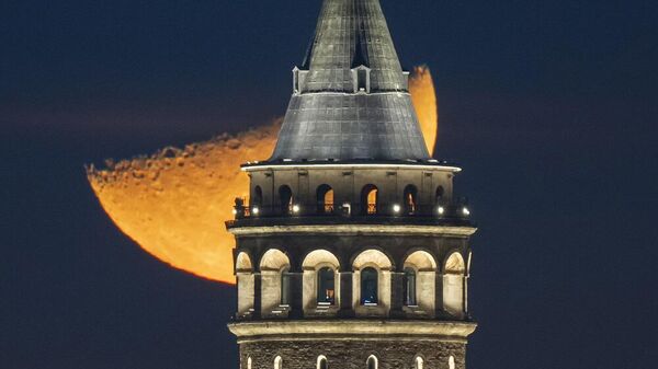 İstanbul'da Galata Kulesi ve yarım ay böyle görüntülendi - Sputnik Türkiye