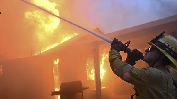 Firefighters battle the Eaton Fire as it engulfs structures Wednesday, Jan. 8, 2025 in Altadena, Calif.  - Sputnik Türkiye