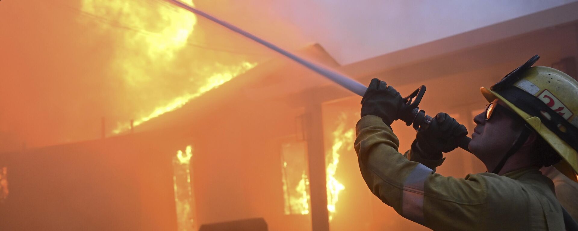 Firefighters battle the Eaton Fire as it engulfs structures Wednesday, Jan. 8, 2025 in Altadena, Calif.  - Sputnik Türkiye, 1920, 09.01.2025