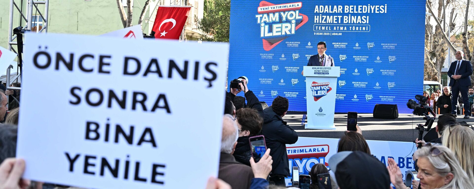 İstanbul Büyükşehir Belediyesince (İBB) Adalar Belediyesi hizmet binasının temel atma töreni düzenlendi. Büyükada Çınar Meydanı'ndaki programda, İBB Başkanı Ekrem İmamoğlu'nun konuşması sırasında bir grup İETT'nin Adalar'a getirdiği minibüsleri protesto etti. - Sputnik Türkiye, 1920, 09.01.2025