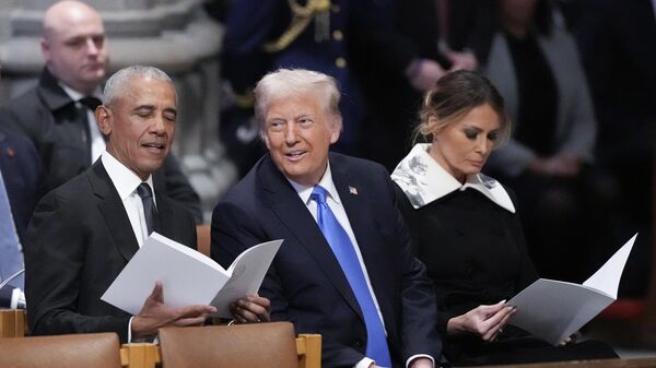 Former President Barack Obama talks with President-elect Donald Trump, next to Melania Trump, as they arrive to attend the state funeral for former President Jimmy Carter at Washington National Cathedral in Washington, Thursday, Jan. 9, 2025. (AP Photo/Ben Curtis) - Sputnik Türkiye