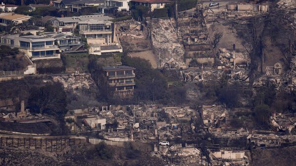 Los Angeles yangınında yerel yetkililer yetersizlikle suçlanırken en 10 kişinin öldüğü açıklandı - Sputnik Türkiye