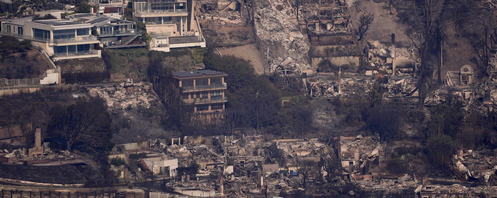 Los Angeles yangınında yerel yetkililer yetersizlikle suçlanırken en 10 kişinin öldüğü açıklandı - Sputnik Türkiye, 1920, 10.01.2025