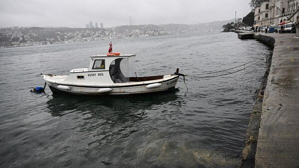 Çengelköy Mahallesi Kuleli Caddesi'ndeki sahilde yağışın da etkisiyle kanalizasyon suyu denize aktı - Sputnik Türkiye