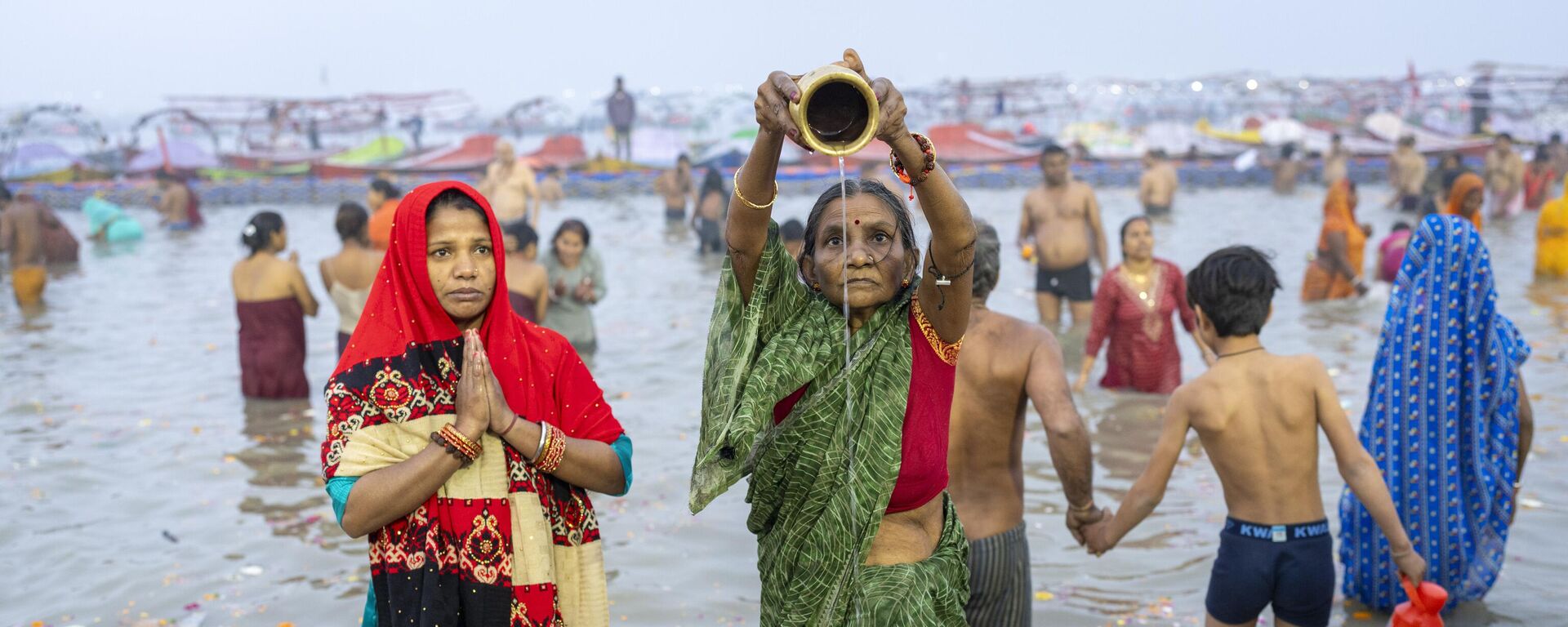 Uzaydan bile görülebilir: Milyonlarca Hindu, dünyanın en büyük festivalinde üç nehrin birleştiği yerde yıkanacak  - Sputnik Türkiye, 1920, 13.01.2025