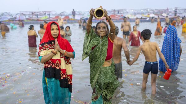 Uzaydan bile görülebilir: Milyonlarca Hindu, dünyanın en büyük festivalinde üç nehrin birleştiği yerde yıkanacak  - Sputnik Türkiye