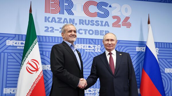 Iranian President Masoud Pezeshkian and Russian President Vladimir Putin - Sputnik Türkiye