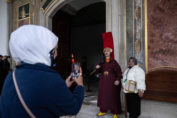 Topkapı Sarayı'nda jandarmalar 'silahtar' kıyafetiyle nöbet tutuyor. - Sputnik Türkiye