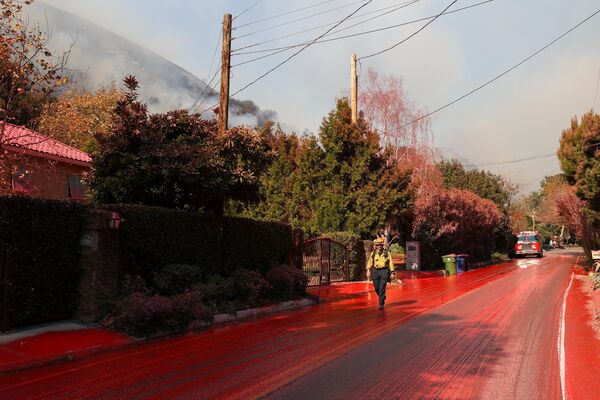 Binlerce dönümlük arazilerin kül olduğu bölgelerde yangına müdahale etmek için kullanılan pembe renkli yangın yavaşlatıcı Los Angeles&#x27;ı pembeye boyuyor. Uçaklardan atılan bu pembe renkli toz, alevlerin çevredeki bitki örtüsüne veya yanma riski taşıyan bölgelere püskürtülerek yangının yayılmasının önüne geçilmeye çalışılıyor. - Sputnik Türkiye