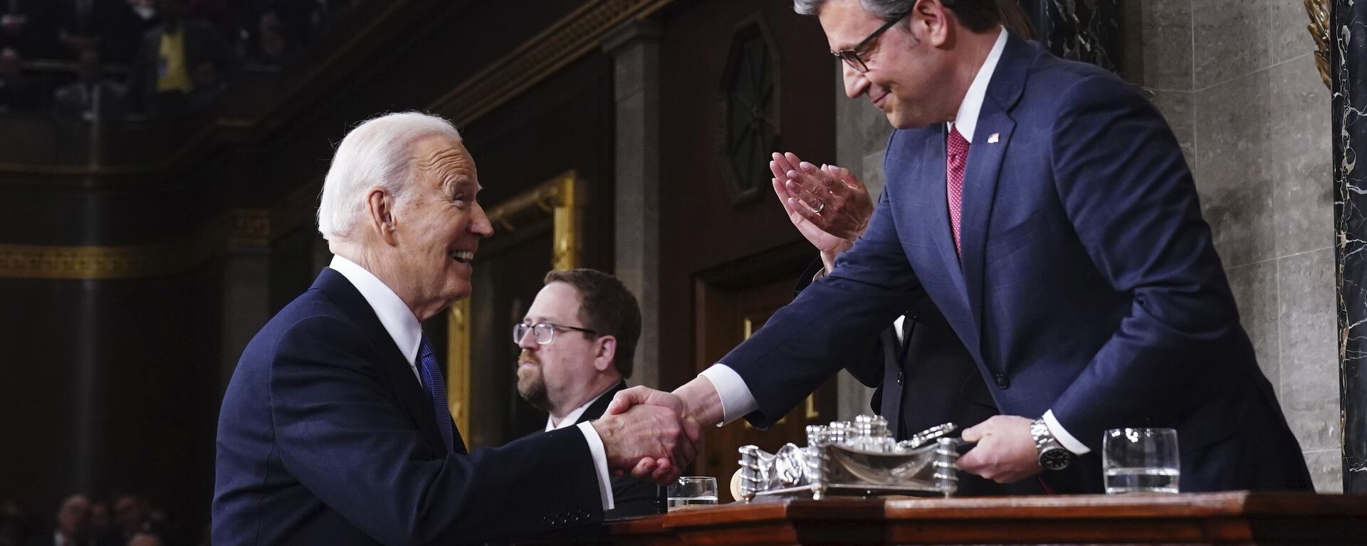 El presidente de EEUU, Joe Biden, y el presidente de la Cámara de Representantes de EEUU, Mike Johnson - Sputnik Türkiye, 1920, 16.01.2025