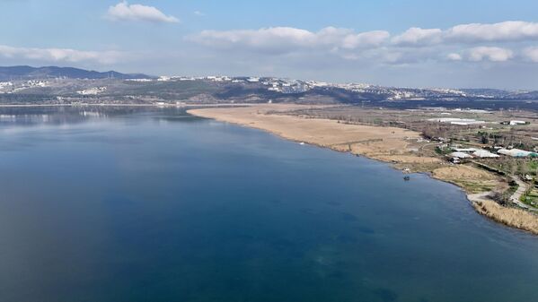 Marmara Bölgesi&#x27;nin en önemli içme suyu kaynağı Sapanca Gölü&#x27;nün su seviyesi son yağışlarla yükseldi. Geçtiğimiz ay 29,97 metre olarak ölçülen göl seviyesi, son haftalarda etkili olan yağışlar sayesinde 30 santimetre yükselerek 30,23 metreye ulaştı. - Sputnik Türkiye