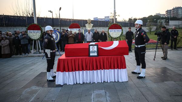 Yeni doğan bebeğine anne sütü götürürken kaza geçirip ölen polis memuruna tören düzenlendi - Sputnik Türkiye