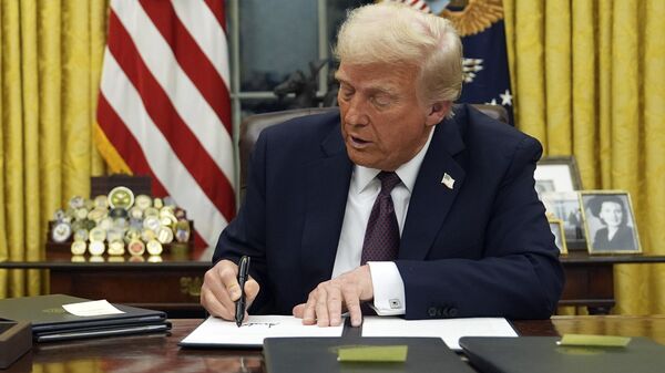 ABD Başkanı Donald Trump, yeni döneminin ilk gününde bir dizi kararı imzaladı - Sputnik Türkiye