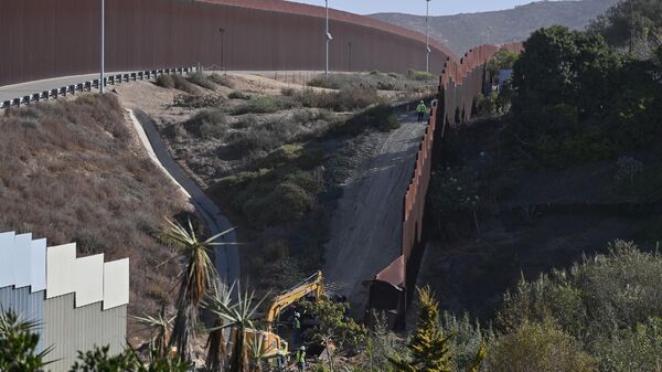 Trump, Tijuana'daki sınır duvarı inşaatını bitirme talimatı verdi - Sputnik Türkiye