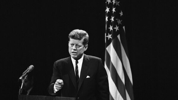 President John F. Kennedy gestures with a closed hand as he stated his position on tax reduction, foreign aid, health care and other topics at his news conference in Washington on July 5, 1962. (AP Photo) - Sputnik Türkiye