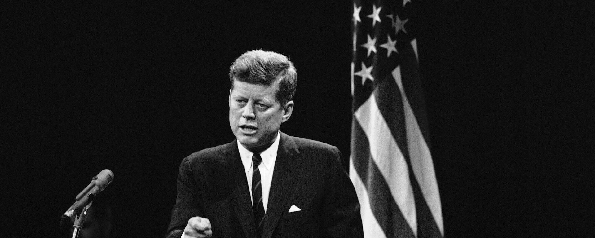 President John F. Kennedy gestures with a closed hand as he stated his position on tax reduction, foreign aid, health care and other topics at his news conference in Washington on July 5, 1962. (AP Photo) - Sputnik Türkiye, 1920, 19.03.2025