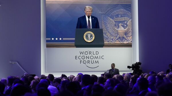 Trump'tan Davos'a mesaj: Ya ABD'ye yatırım yapın ya da gümrük vergilerine katlanın  - Sputnik Türkiye