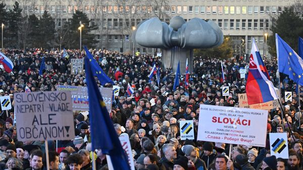 Slovakya'da hükümet karşıtı protestolar düzenlendi - Sputnik Türkiye