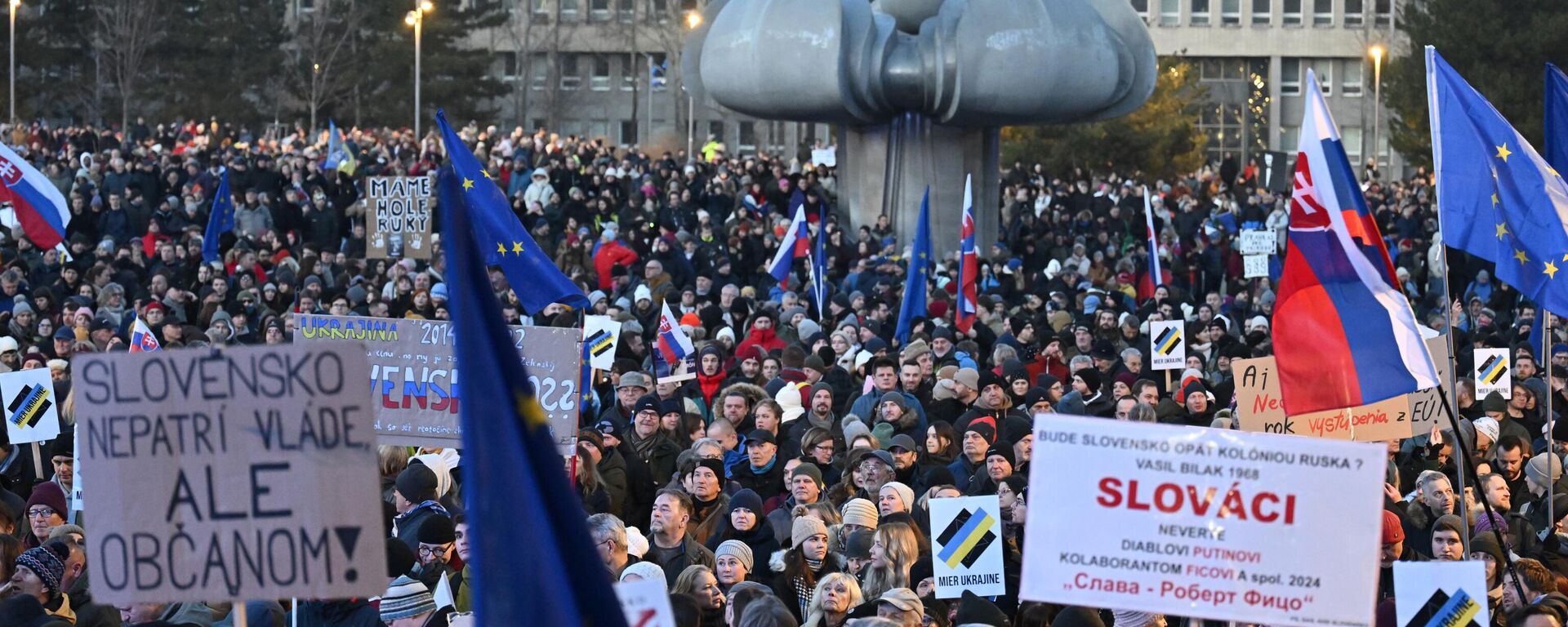 Slovakya'da hükümet karşıtı protestolar düzenlendi - Sputnik Türkiye, 1920, 25.01.2025