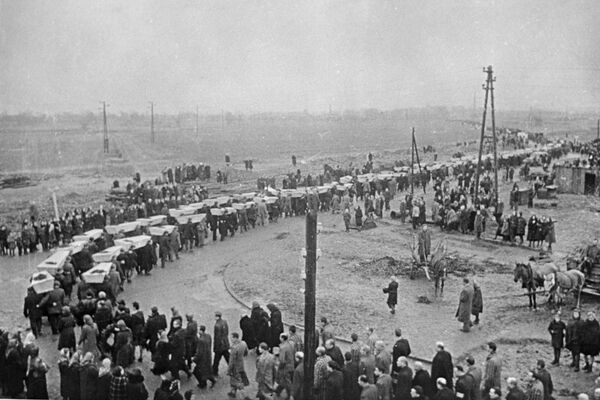 Auschwitz toplama kampındaki esirlerin cenaze töreni. - Sputnik Türkiye