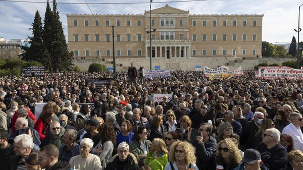 Atina'da binlerce kişi, 57 kişinin öldüğü tren kazasını protesto etti - Sputnik Türkiye