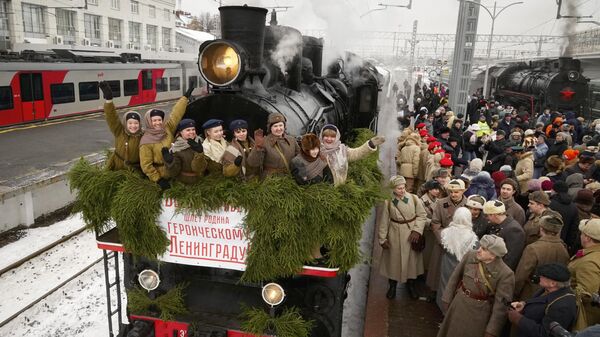 Девушки прибывают на Финляндский вокзал во время исторической реконструкции в Санкт-Петербурге, Россия - Sputnik Türkiye