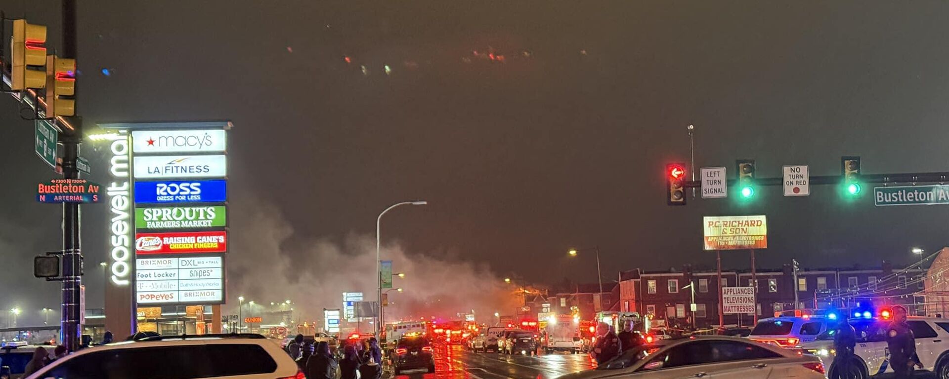 Philadelphia'da uçak evlerin üzerine düştü - Sputnik Türkiye, 1920, 02.02.2025