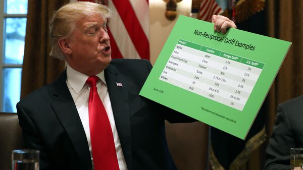 President Donald Trump holds up examples of tariffs, Thursday, Jan. 24, 2019, in the Cabinet Room of the White House in Washington. - Sputnik Türkiye