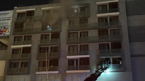 Denizli'nin Pamukkale ilçesindeki 7 katlı bir apartmanda yangın çıktı - Sputnik Türkiye